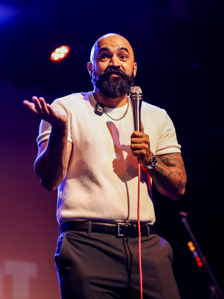 Luis Boicot durante un show de stand up